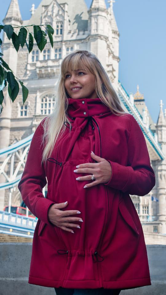 Abrigo Wombat Shell en uso durante el embarazo en color rojo